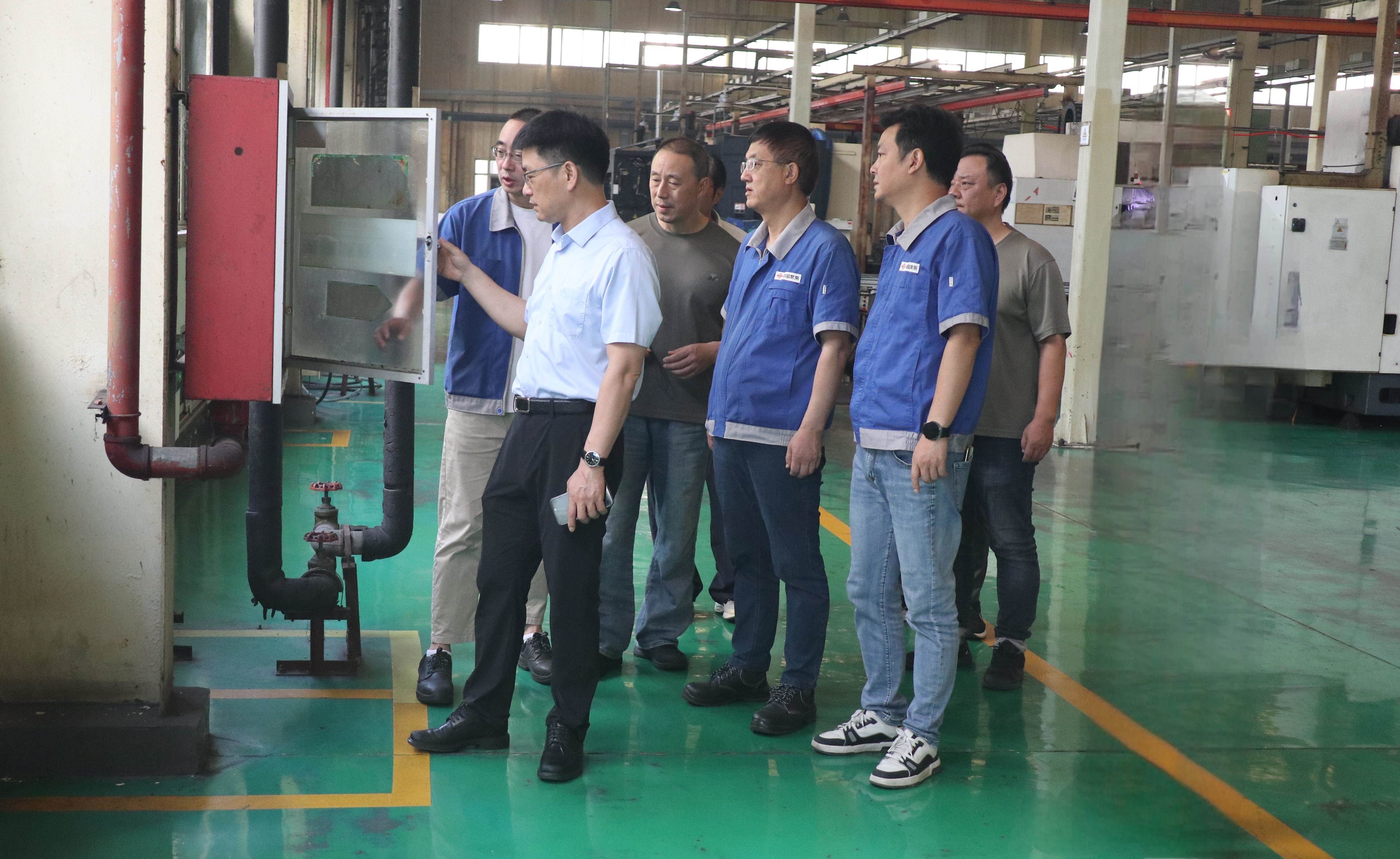 图为公司领导一行检查机加工厂生产现场(网站).jpg