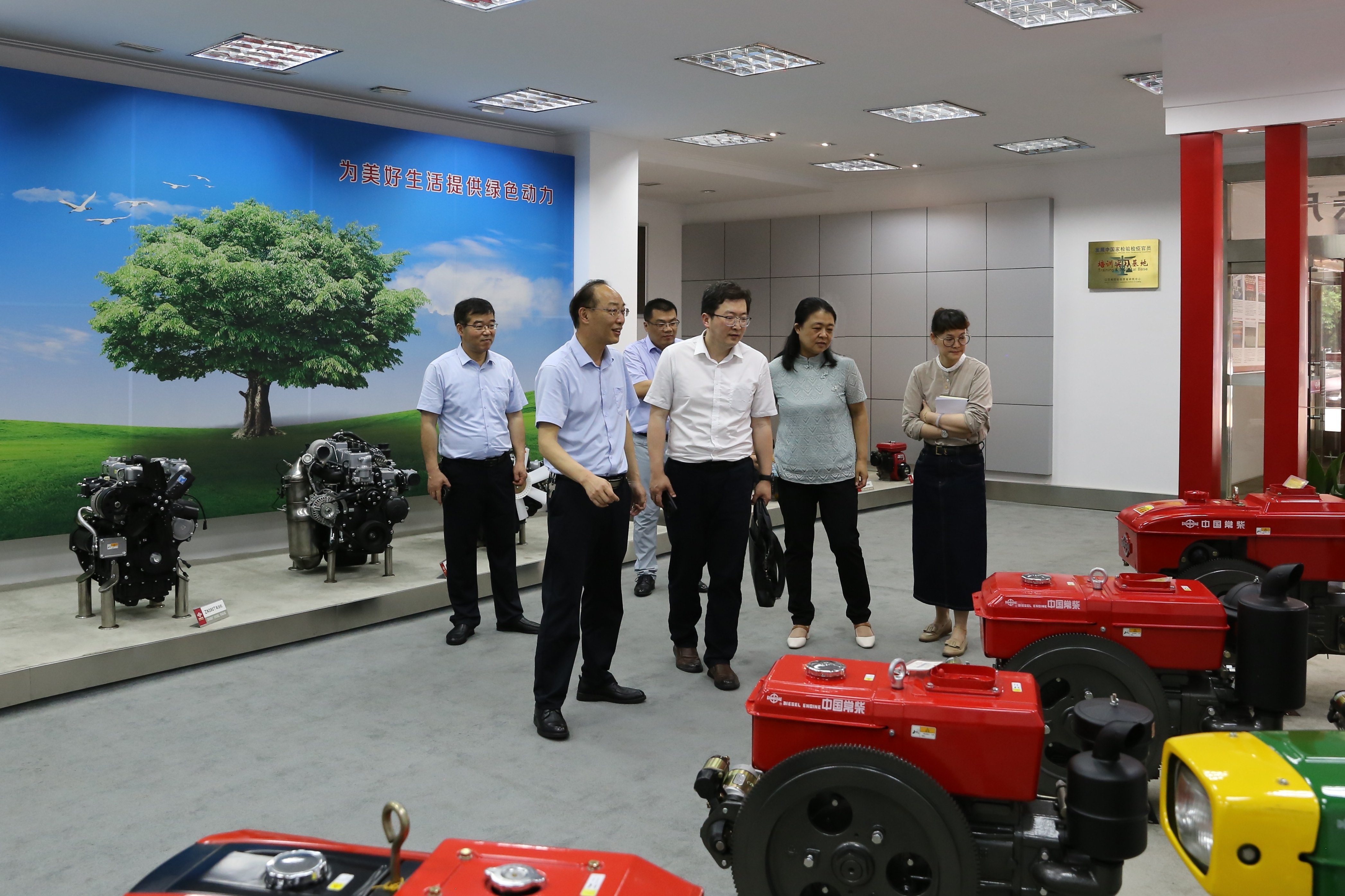 图为常州投资集团纪委书记张苏隽(右三)一行参观公司产品展示厅_网站.jp