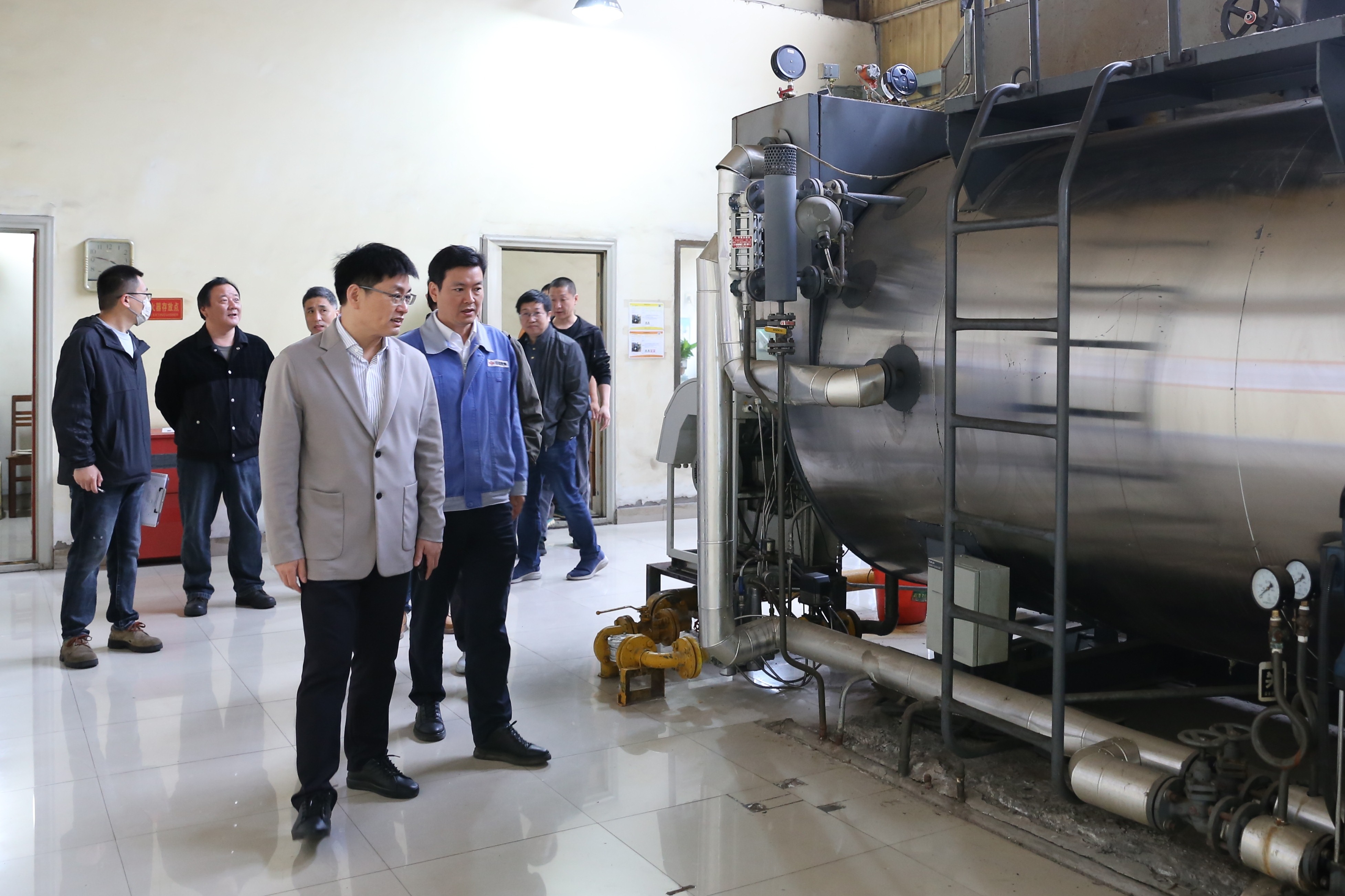 图为公司领导一行检查总部锅炉房_网站.jpg