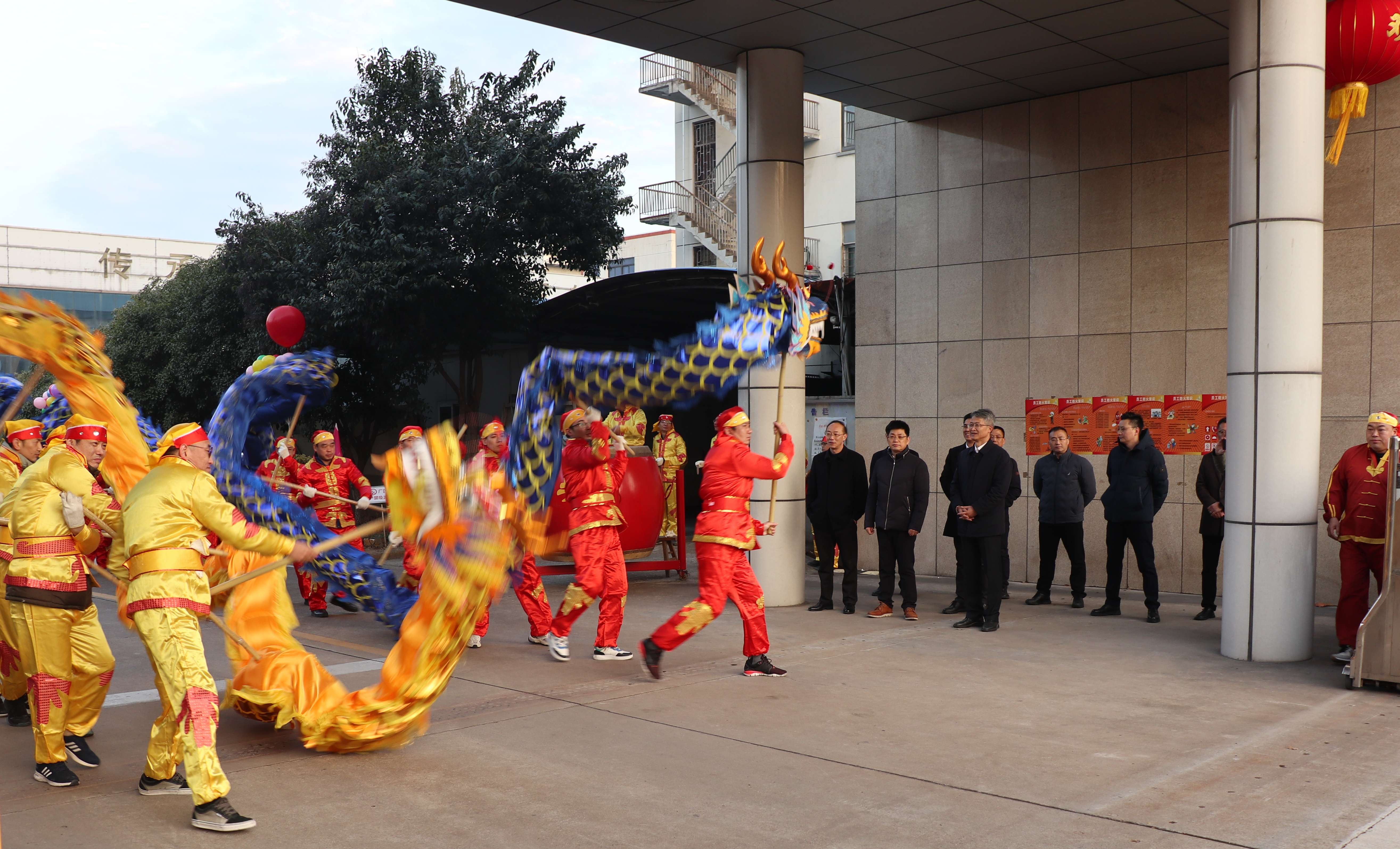 图为龙年春节后首个工作日公司领导在大门口迎接员工_网站.jpg